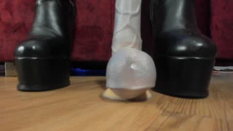 Snapshot of sarah_mistress_ chatting on December 4, 6:44 pm Sarah online show from December 4, 6:44 pm