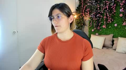 Sarah Deyvis online show from December 17, 3:19 pm