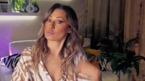 Divine Sarah NONUDE model online show from May 8, 5:40 pm