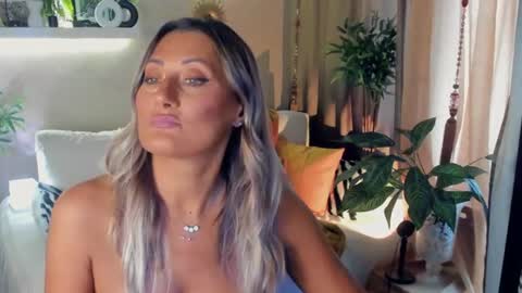 Divine Sarah NONUDE model online show from August 8, 2:38 pm