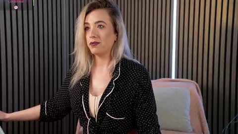 Sarahjadore online show from February 12, 7:06 pm