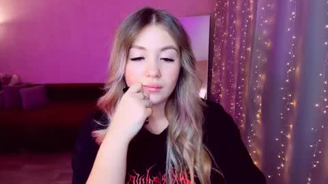 Snapshot of sarahmils chatting on March 12, 6:43 pm Sarah online show from March 12, 6:43 pm
