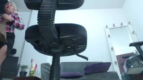Saraloves online show from June 24, 9:49 am