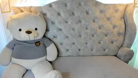 Snapshot of sarasaenz__ chatting on February 14, 11:42 am online show from February 14, 11:42 am
