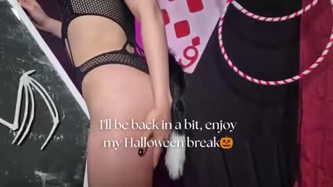 Snapshot of sarasaenz__ chatting on October 10, 11:16 am online show from October 10, 11:16 am