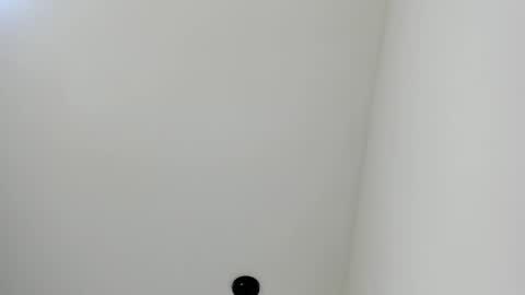 Snapshot of sarasaenz__ chatting on March 6, 11:36 am online show from March 6, 11:36 am