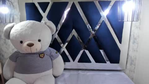 Snapshot of sarasaenz__ chatting on March 5, 2:12 pm online show from March 5, 2:12 pm