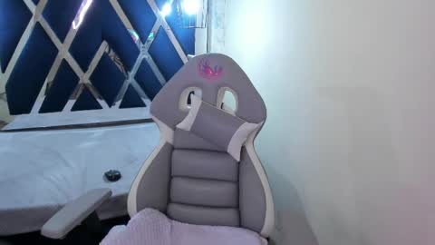 Snapshot of sarasaenz__ chatting on February 18, 5:31 pm online show from February 18, 5:31 pm