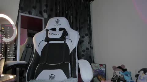    im expecting 300 thumbs up on my altar online show from February 26, 12:09 am