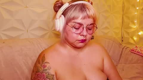 Gina George online show from August 3, 3:52 am