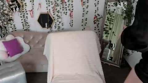 sauvagebirdy online show from March 10, 9:18 pm