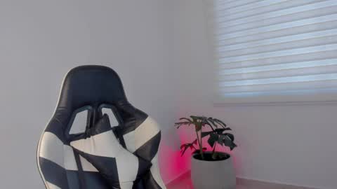 Savannahwildee online show from July 7, 12:20 pm