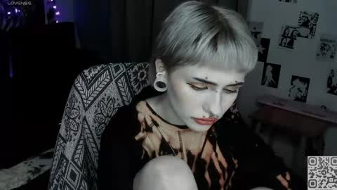 pronoun she. name Mary. age 21. online show from May 5, 10:48 pm