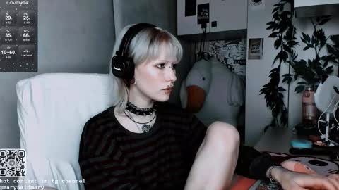 pronoun she. name Mary. age 21. online show from October 19, 6:56 pm