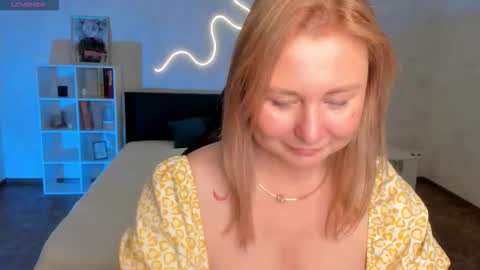 Snapshot of scent__of_woman chatting on October 14, 2:03 am Samanta online show from October 14, 2:03 am