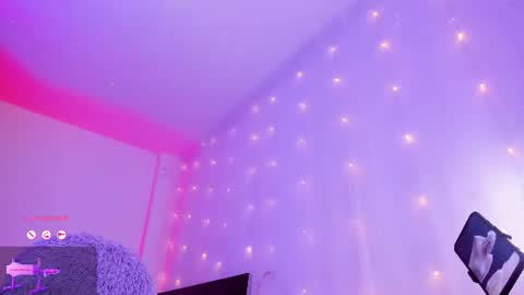     .  INDEPENDENT MODEL online show from July 29, 1:22 pm