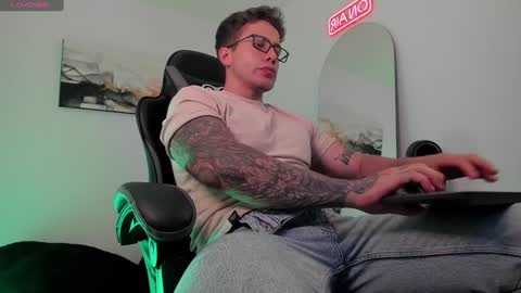 Snapshot of sebastianortizm chatting on January 24, 12:52 am Lucian Sinclair online show from January 24, 12:52 am