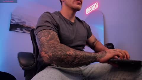 Snapshot of sebastianortizm chatting on January 17, 3:12 am Lucian Sinclair online show from January 17, 3:12 am