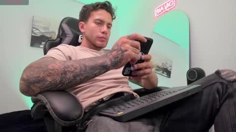 Snapshot of sebastianortizm chatting on March 1, 1:00 am Lucian Sinclair online show from March 1, 1:00 am