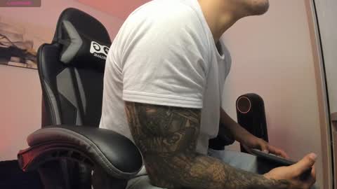 Snapshot of sebastianortizm chatting on December 27, 12:39 am Lucian Sinclair online show from December 27, 12:39 am