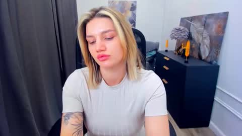 selenaemoore online show from May 22, 9:49 am