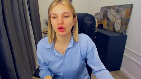 selenaemoore online show from April 18, 3:41 am