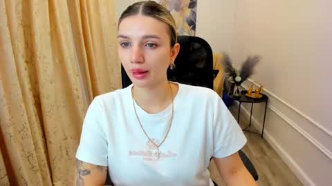 selenaemoore online show from June 17, 3:55 am