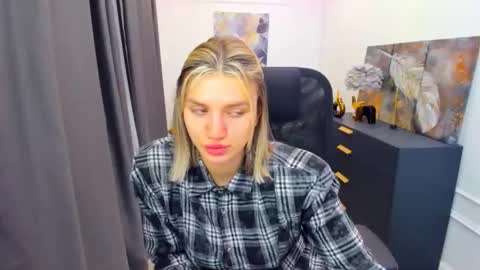 selenaemoore online show from April 25, 3:41 am