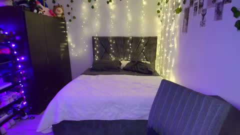 Camille and sophie online show from December 19, 1:56 am