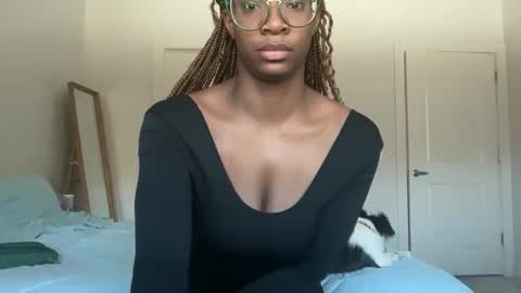 Serenity Bee   online show from November 17, 5:59 pm