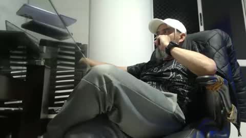 Snapshot of serioyhetero19 chatting on October 22, 11:50 pm hetero serio discreto online show from October 22, 11:50 pm