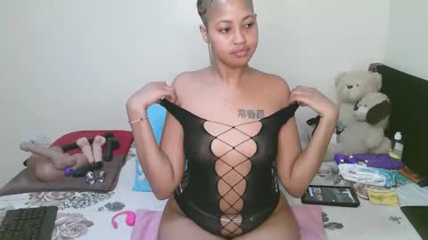 sexy_bluegirl online show from May 2, 7:36 am