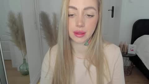 Snapshot of sexy_coralie chatting on February 13, 8:59 am C o r a l i e online show from February 13, 8:59 am