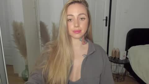 Snapshot of sexy_coralie chatting on February 26, 9:20 pm C o r a l i e online show from February 26, 9:20 pm