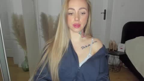 Snapshot of sexy_coralie chatting on February 25, 6:01 pm C o r a l i e online show from February 25, 6:01 pm