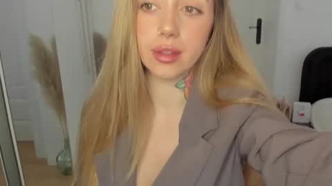 Snapshot of sexy_coralie chatting on February 2, 2:34 pm C o r a l i e online show from February 2, 2:34 pm