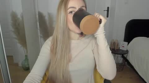 Snapshot of sexy_coralie chatting on February 19, 7:37 pm C o r a l i e online show from February 19, 7:37 pm