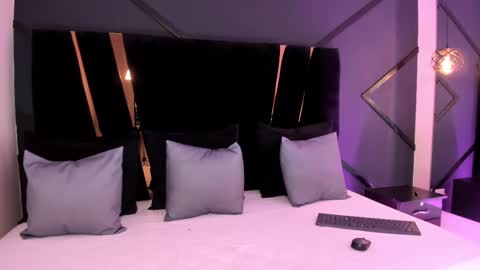 Shaina Vasquez online show from February 21, 7:21 pm