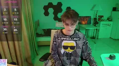 shiromy_ online show from April 30, 11:09 pm