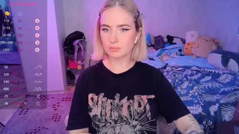 Snapshot of shyfoxxxy chatting on February 13, 12:11 pm Effie online show from February 13, 12:11 pm