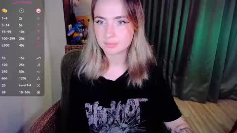 Snapshot of shyfoxxxy chatting on October 2, 6:12 am Effie online show from October 2, 6:12 am