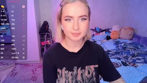 Snapshot of shyfoxxxy chatting on February 6, 12:33 am Effie online show from February 6, 12:33 am