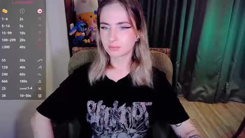 Snapshot of shyfoxxxy chatting on October 4, 6:55 am Effie online show from October 4, 6:55 am