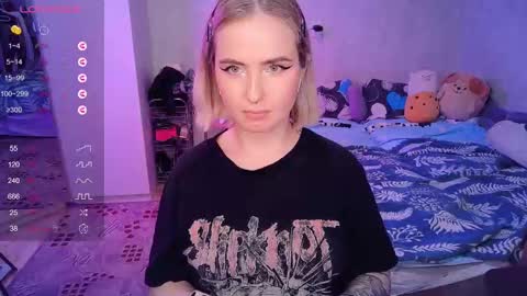 Snapshot of shyfoxxxy chatting on February 10, 3:53 pm Effie online show from February 10, 3:53 pm