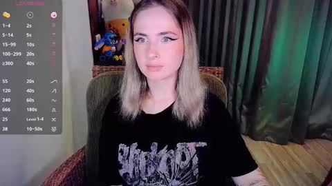 Snapshot of shyfoxxxy chatting on October 1, 6:01 am Effie online show from October 1, 6:01 am