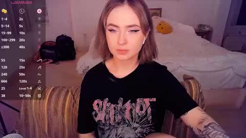 Snapshot of shyfoxxxy chatting on February 25, 6:44 pm Effie online show from February 25, 6:44 pm