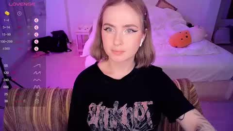 Snapshot of shyfoxxxy chatting on March 6, 9:31 pm Effie online show from March 6, 9:31 pm