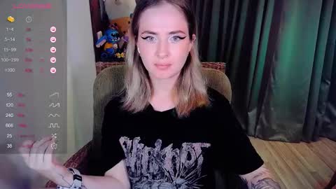 Snapshot of shyfoxxxy chatting on October 6, 11:06 am Effie online show from October 6, 11:06 am