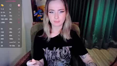 Snapshot of shyfoxxxy chatting on October 8, 11:49 am Effie online show from October 8, 11:49 am