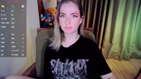 Snapshot of shyfoxxxy chatting on October 10, 12:44 pm Effie online show from October 10, 12:44 pm